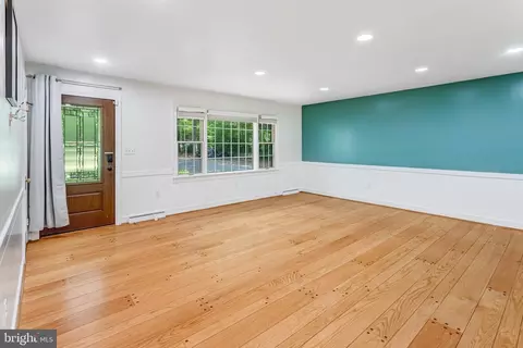 Living - 18355 Sharon Rd, Triangle, VA 22172 photo 1 of 5