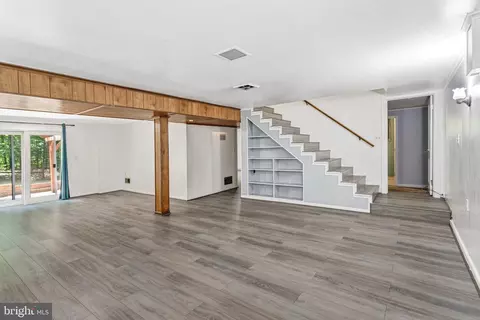 Living - 18355 Sharon Rd, Triangle, VA 22172 photo 3 of 5