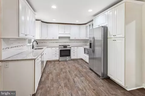 Kitchen - 18355 Sharon Rd, Triangle, VA 22172 photo 1 of 2