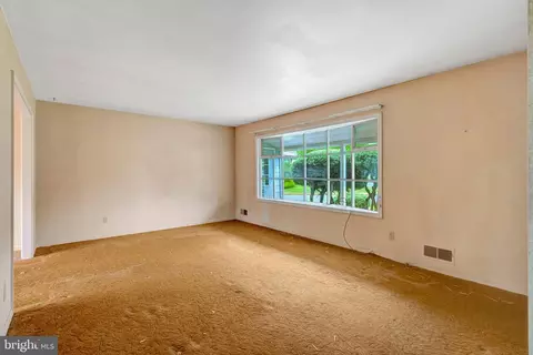 Living - 9701 Botsford Rd, Manassas, VA 20109 photo 4 of 6