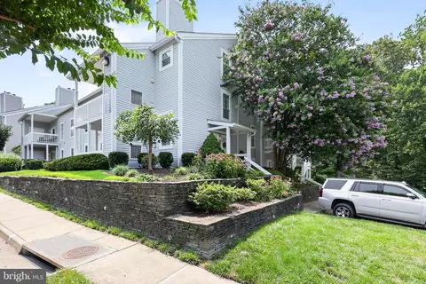 12078 Cardamom Dr, Woodbridge, VA 22192