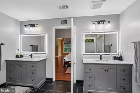 Bath - 15005 Rumson Pl, Manassas, VA 20111 photo 2 of 5