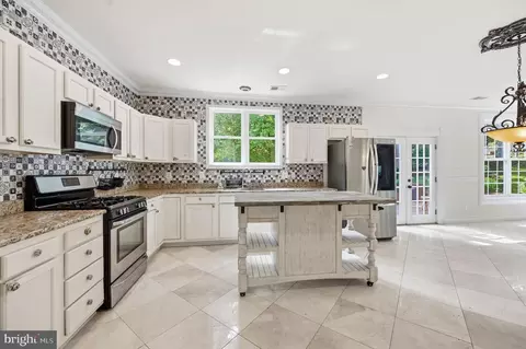 Kitchen - 3209 Shoreview Rd, Triangle, VA 22172 photo 5 of 9