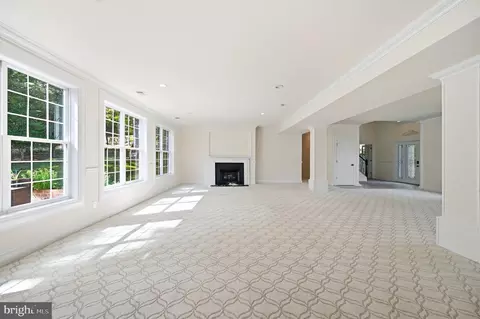 Living - 3209 Shoreview Rd, Triangle, VA 22172 photo 3 of 8