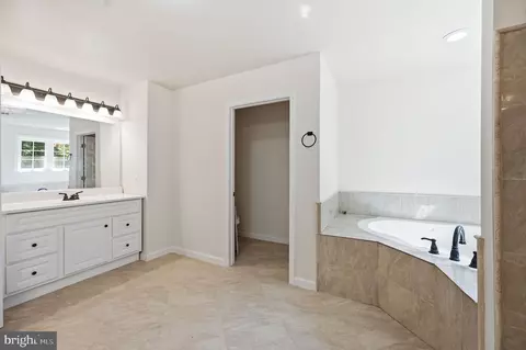 Bath - 3209 Shoreview Rd, Triangle, VA 22172 photo 3 of 5