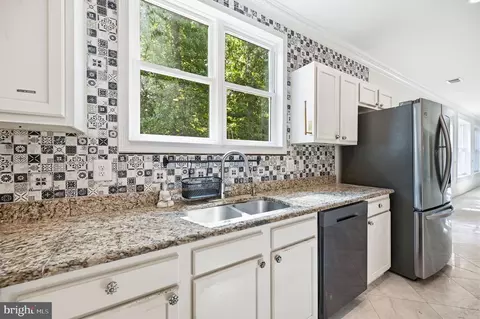 Kitchen - 3209 Shoreview Rd, Triangle, VA 22172 photo 8 of 9