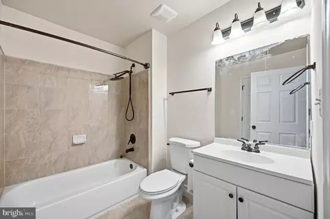 Bath - 3209 Shoreview Rd, Triangle, VA 22172 photo 5 of 5