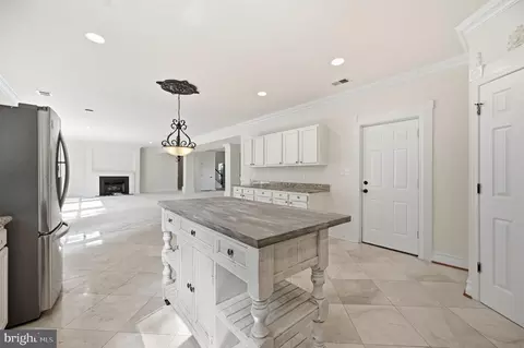 Kitchen - 3209 Shoreview Rd, Triangle, VA 22172 photo 9 of 9