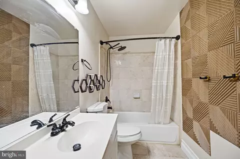 Bath - 3209 Shoreview Rd, Triangle, VA 22172 photo 4 of 5