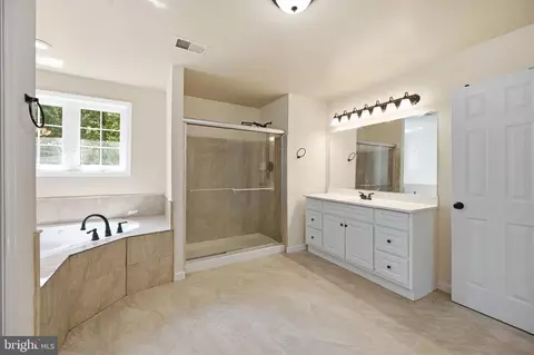 Bath - 3209 Shoreview Rd, Triangle, VA 22172 photo 2 of 5