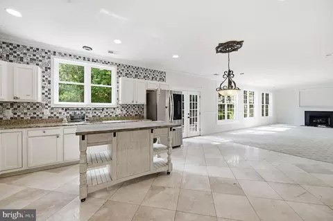 Kitchen - 3209 Shoreview Rd, Triangle, VA 22172 photo 6 of 9