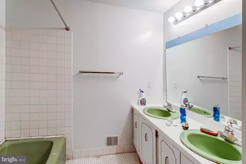 Bath - 19267 Mockingbird Heights Rd, Triangle, VA 22172 photo 1 of 2