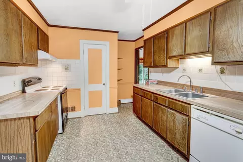 Kitchen - 19267 Mockingbird Heights Rd, Triangle, VA 22172 photo 2 of 3
