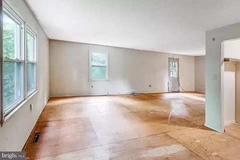 Living - 19267 Mockingbird Heights Rd, Triangle, VA 22172 photo 3 of 5