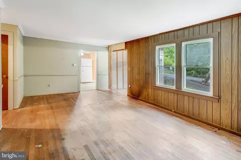 Living - 19267 Mockingbird Heights Rd, Triangle, VA 22172 photo 2 of 5