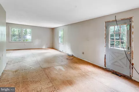 Living - 19267 Mockingbird Heights Rd, Triangle, VA 22172 photo 5 of 5