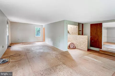 Living - 19267 Mockingbird Heights Rd, Triangle, VA 22172 photo 4 of 5