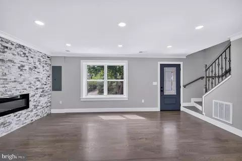Living - 8323 Rolling Rd, Manassas, VA 20110 photo 3 of 4