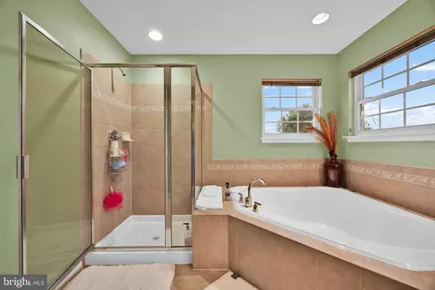 Bath - 3379 Oakham Dr, Triangle, VA 22172 photo 4 of 8