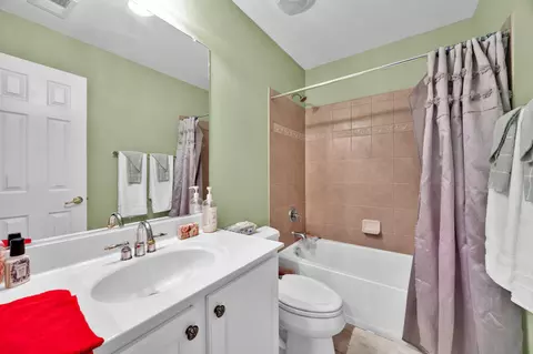 Bath - 3379 Oakham Dr, Triangle, VA 22172 photo 6 of 8
