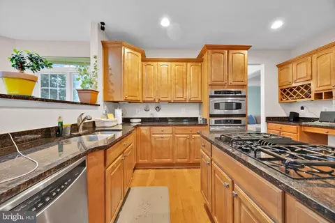 Kitchen - 3379 Oakham Dr, Triangle, VA 22172 photo 3 of 9
