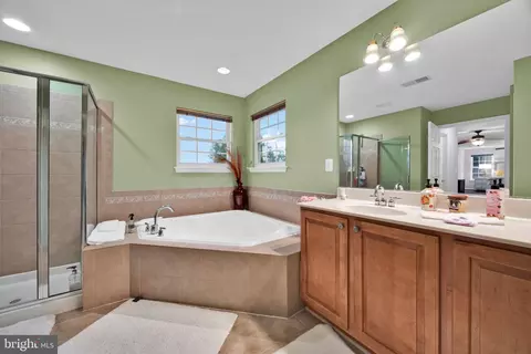 Bath - 3379 Oakham Dr, Triangle, VA 22172 photo 2 of 8