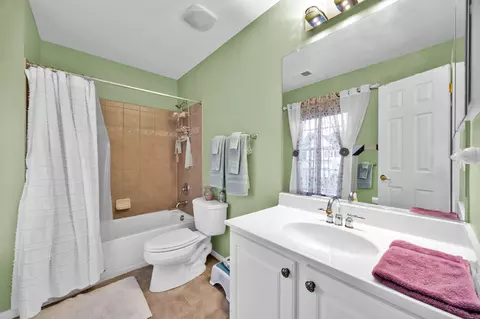 Bath - 3379 Oakham Dr, Triangle, VA 22172 photo 5 of 8