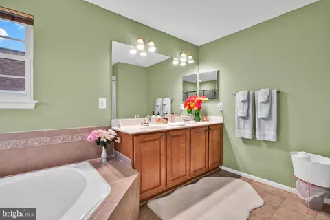 Bath - 3379 Oakham Dr, Triangle, VA 22172 photo 3 of 8