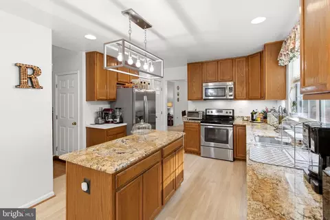 Kitchen - 18892 Leaf Covered Ct, Triangle, VA 22172 photo 3 of 4