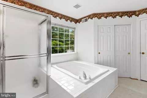 Bath - 18892 Leaf Covered Ct, Triangle, VA 22172 photo 5 of 5