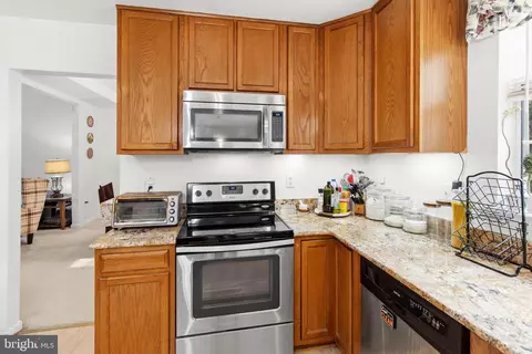 Kitchen - 18892 Leaf Covered Ct, Triangle, VA 22172 photo 4 of 4