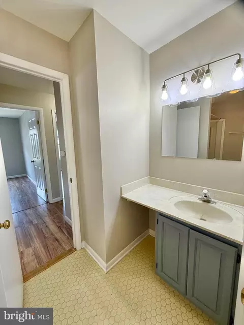 Bath - 18028 Olde Port Ln, Triangle, VA 22172 photo 4 of 5