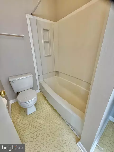 Bath - 18028 Olde Port Ln, Triangle, VA 22172 photo 2 of 5