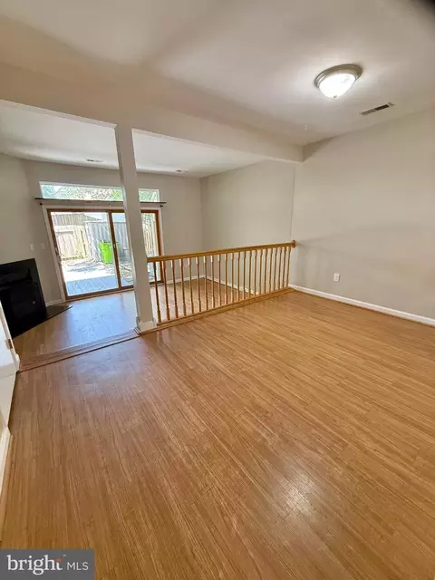 Living - 18028 Olde Port Ln, Triangle, VA 22172 photo 4 of 9