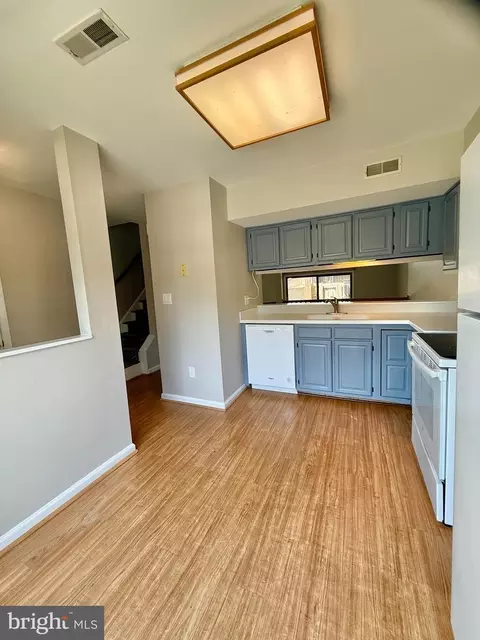 Kitchen - 18028 Olde Port Ln, Triangle, VA 22172 photo 3 of 3