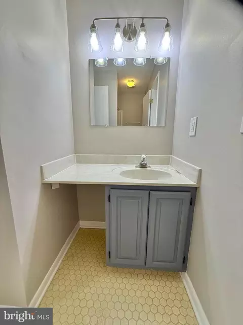 Bath - 18028 Olde Port Ln, Triangle, VA 22172 photo 3 of 5