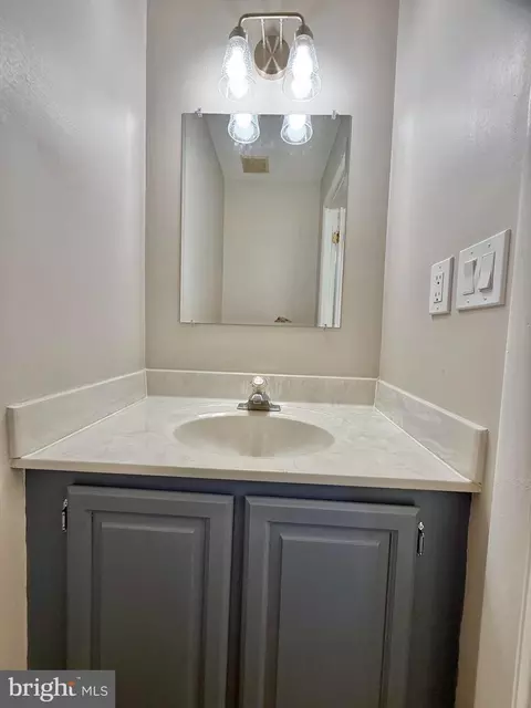Bath - 18028 Olde Port Ln, Triangle, VA 22172 photo 1 of 5