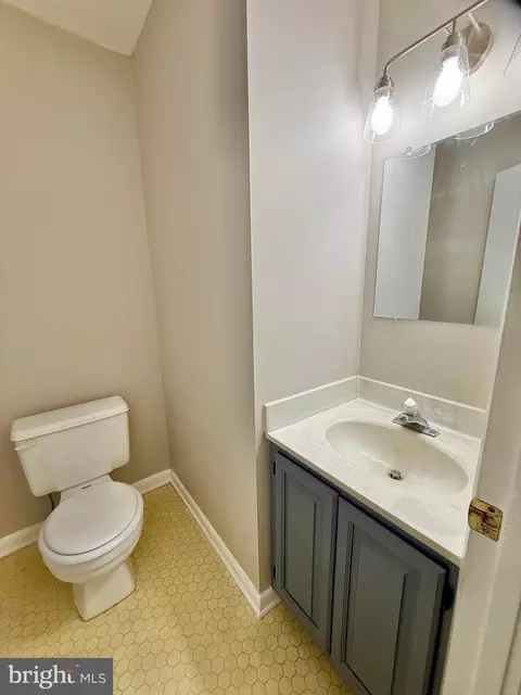 Bath - 18028 Olde Port Ln, Triangle, VA 22172 photo 5 of 5