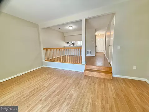 Living - 18028 Olde Port Ln, Triangle, VA 22172 photo 2 of 9