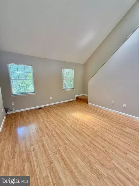 Living - 18028 Olde Port Ln, Triangle, VA 22172 photo 7 of 9