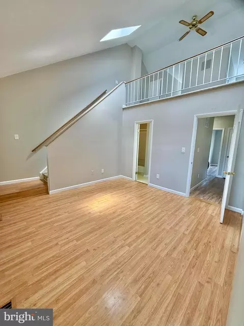 Living - 18028 Olde Port Ln, Triangle, VA 22172 photo 8 of 9