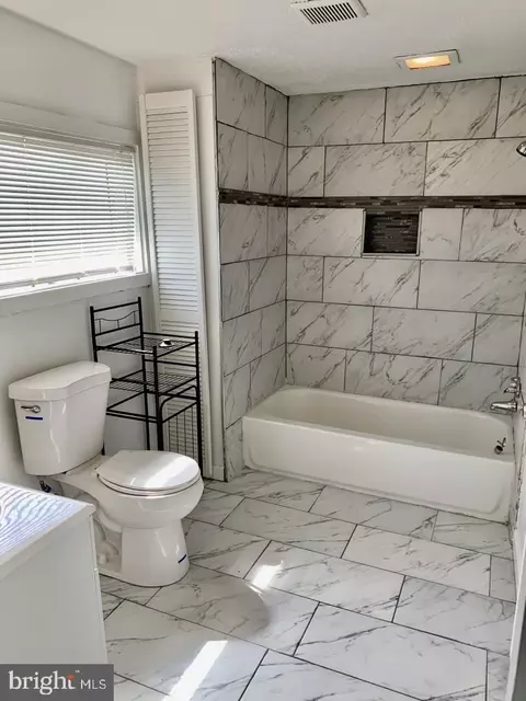 Bath - 18629 Amidon Ave, Triangle, VA 22172 photo 2 of 8