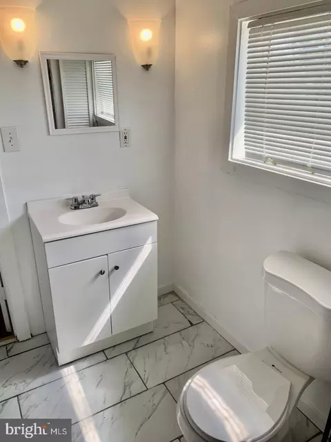 Bath - 18629 Amidon Ave, Triangle, VA 22172 photo 5 of 8