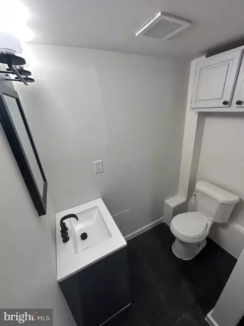 Bath - 18629 Amidon Ave, Triangle, VA 22172 photo 8 of 8