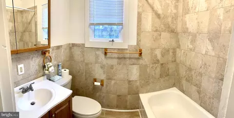Bath - 18629 Amidon Ave, Triangle, VA 22172 photo 4 of 8