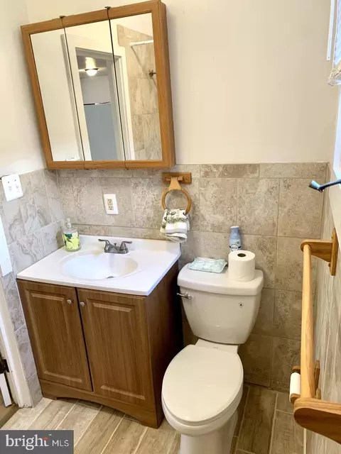 Bath - 18629 Amidon Ave, Triangle, VA 22172 photo 3 of 8