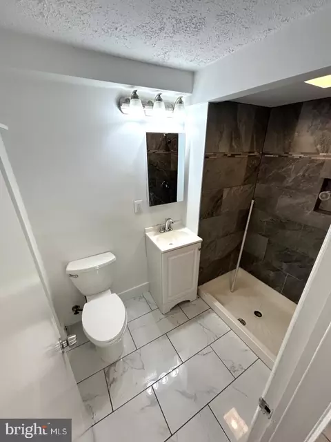Bath - 18629 Amidon Ave, Triangle, VA 22172 photo 6 of 8