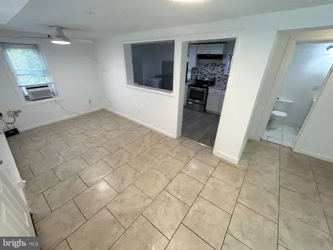 Living - 18629 Amidon Ave, Triangle, VA 22172 photo 3 of 4
