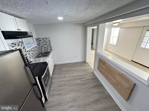 Kitchen - 18629 Amidon Ave, Triangle, VA 22172 photo 4 of 5