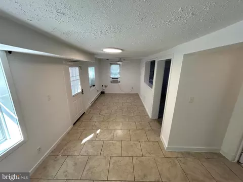 Living - 18629 Amidon Ave, Triangle, VA 22172 photo 4 of 4